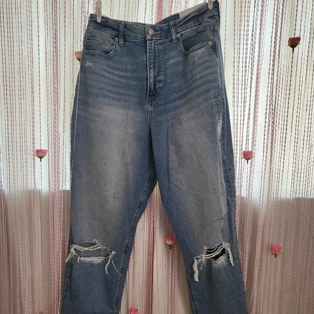 American Eagle Torn Demin Jeans